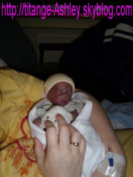 Moi dans les bras de maman